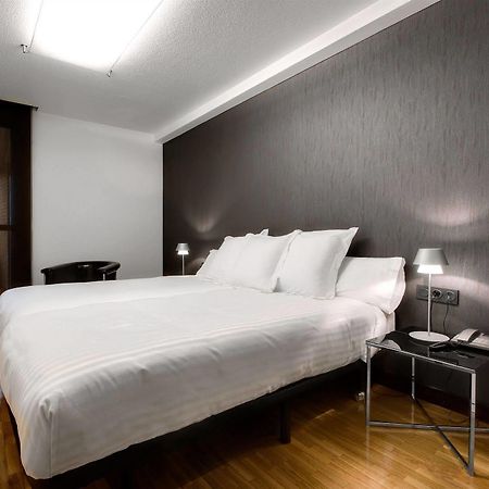 Apartamentos Mendebaldea Suites Pamplona Zimmer foto