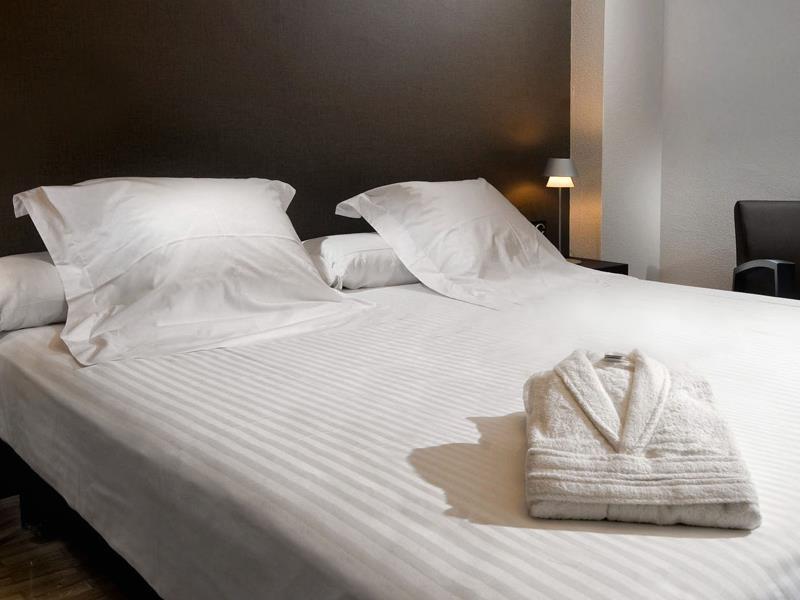Apartamentos Mendebaldea Suites Pamplona Zimmer foto