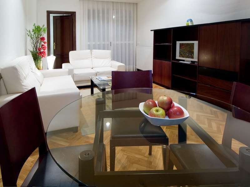 Apartamentos Mendebaldea Suites Pamplona Zimmer foto