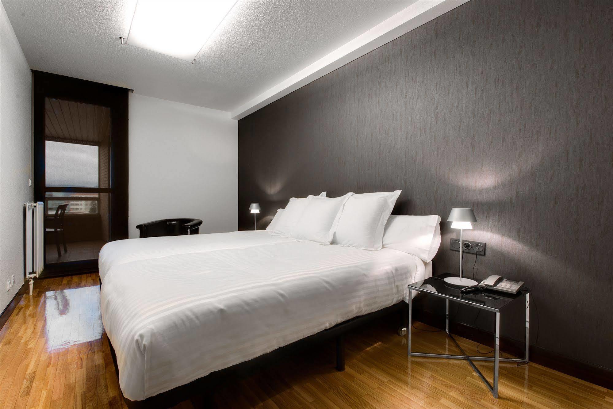Apartamentos Mendebaldea Suites Pamplona Zimmer foto