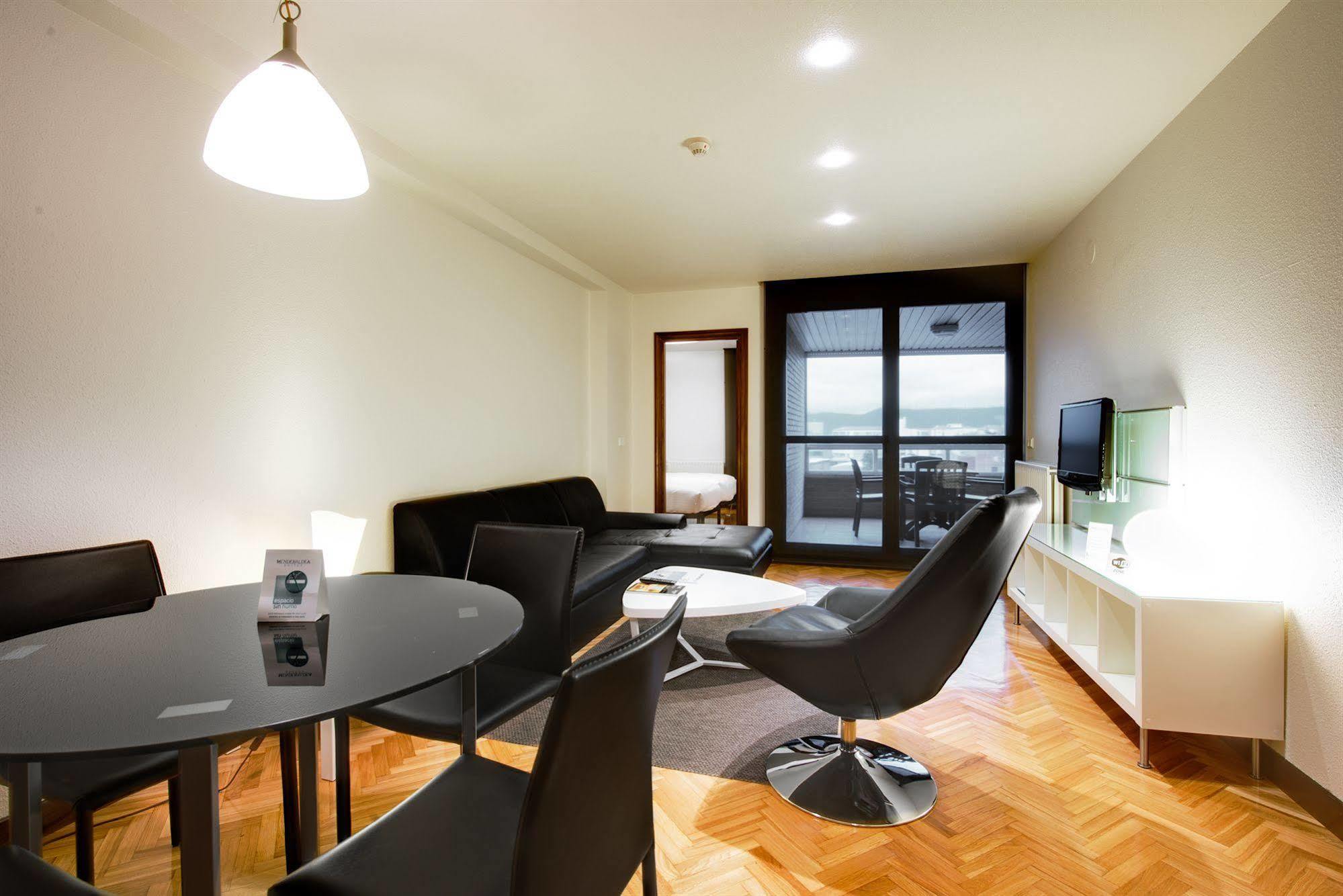 Apartamentos Mendebaldea Suites Pamplona Zimmer foto
