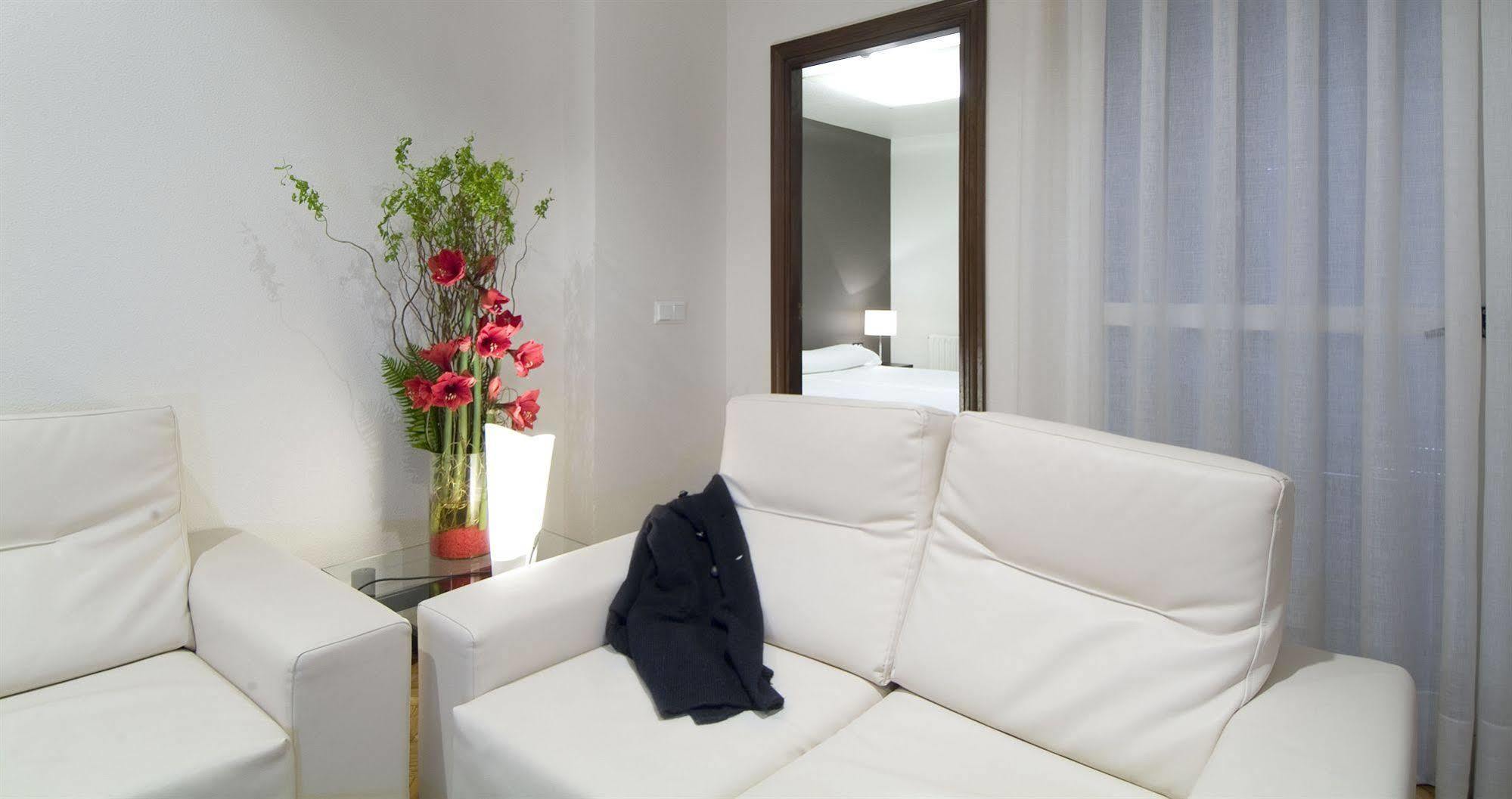 Apartamentos Mendebaldea Suites Pamplona Exterior foto