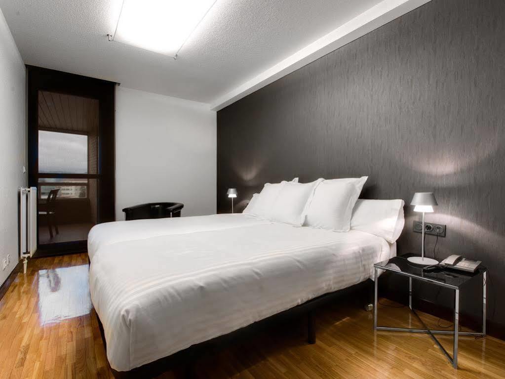 Apartamentos Mendebaldea Suites Pamplona Exterior foto