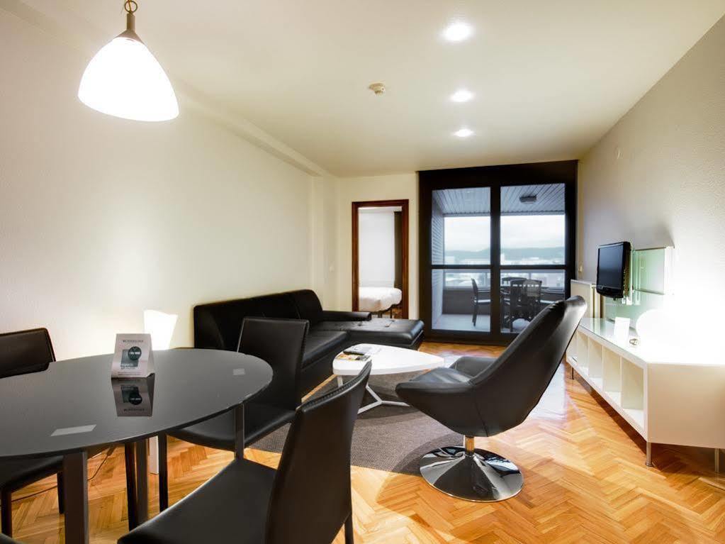 Apartamentos Mendebaldea Suites Pamplona Exterior foto
