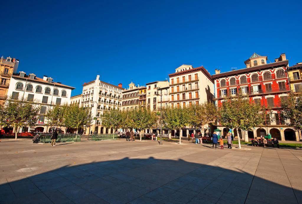 Apartamentos Mendebaldea Suites Pamplona Exterior foto